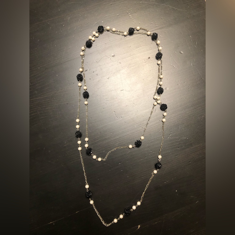 Long silver chain with black roses and fake pearls